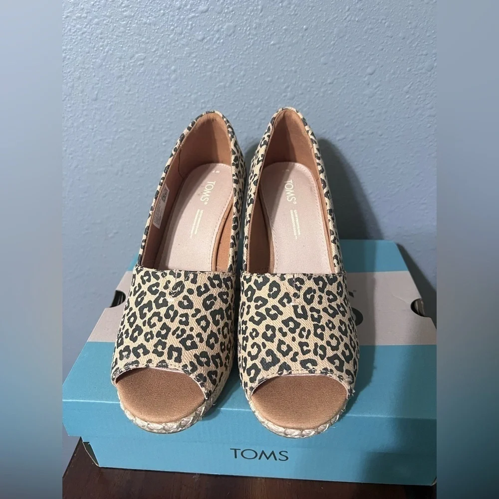 NIB TOMS Leopard Espadrille Peep Toe Wedges Women’s Sz 7 US NEW In BOX 3.5 Heel
